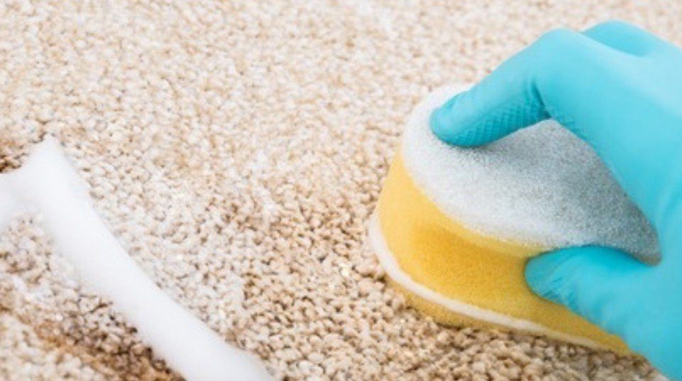 Tappeto di casa: 5 metodi naturali per pulirlo a secco