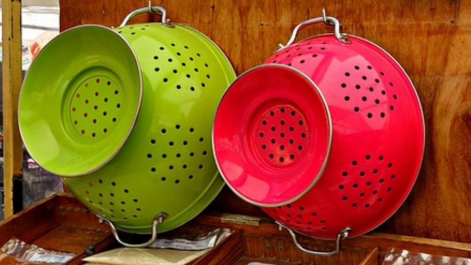 10 idee originali e fai-da-te per riusare un vecchio scolapasta