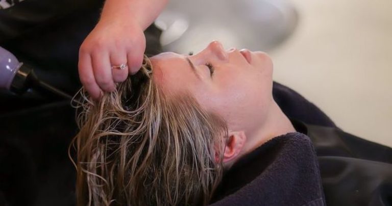 La ricetta dello shampoo a secco fai-da-te con oli essenziali