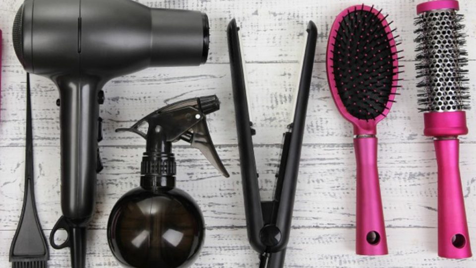 5 soluzioni naturali per pulire spazzole, pettini, phon e piastre