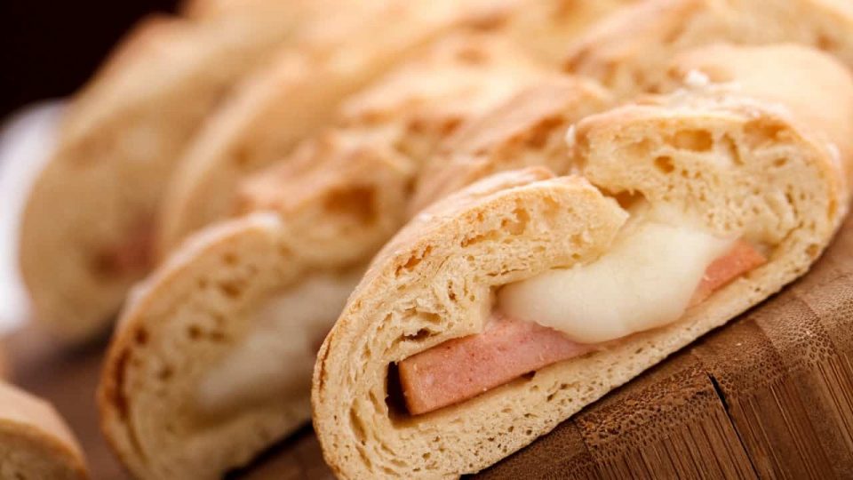 Pizza ripiena veloce, una ricetta facile e subito pronta in tavola!