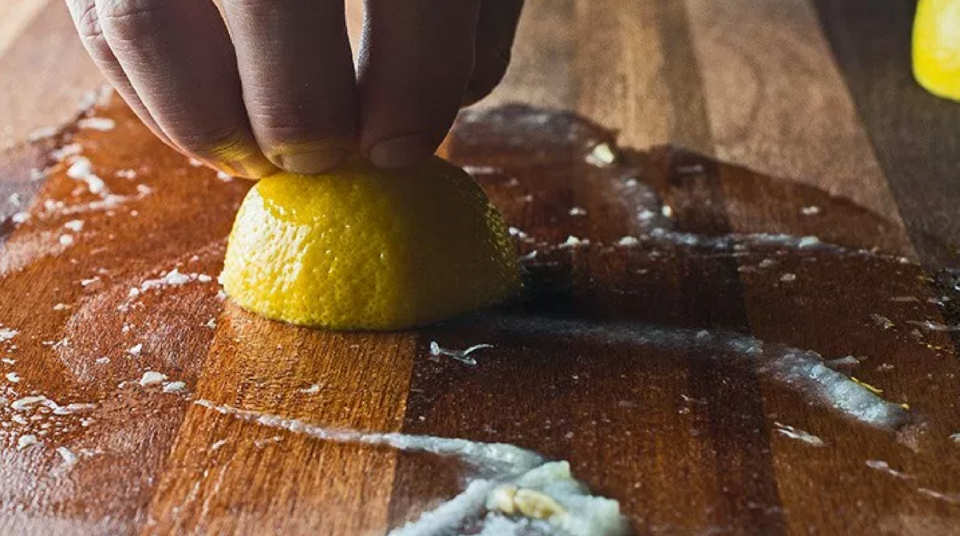 Taglieri in legno: 4 metodi naturali per igienizzarli nel modo giusto
